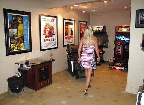 Curious american wife Sandra Otterson shows big tits and butt 