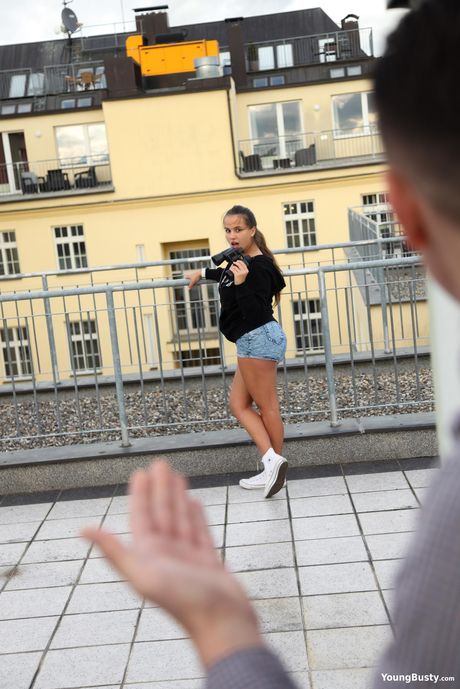 見事なハンガリーの人形オリビア・ナイスは彼女の義理の兄弟に彼女の猫を舐められ、犯される