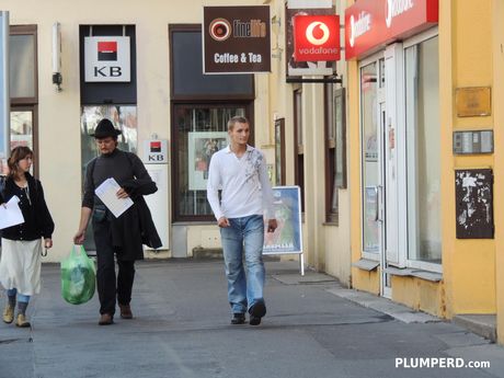 曲線美のジェニーは、見知らぬ人に彼女の素晴らしい巨乳と猫を犯される