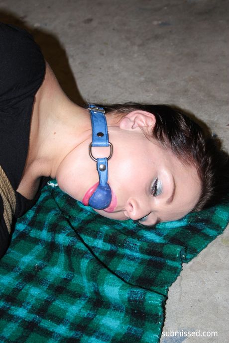 縛られ猿轡かませられた十代のレナDはボンデージソロで彼女の猫を露出させる