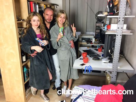 金髪美女のエレン・ジェスは、ホットなレズビアンの友達にオマンコを舐められる