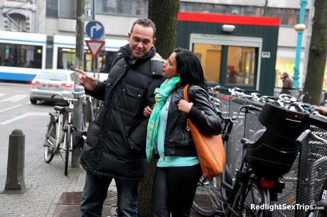 素敵なレズビアンのミレーナ・スターとナターシャ・Aが車道のソファでセックスをする