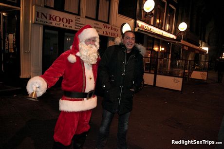 金髪サンタクロースのデビー・プレジャーが歓楽街でファックされる
