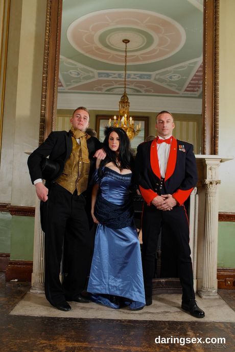 豊満な英国のブルネットのルイーズ・ジェンソンは、ソロで彼女の猫を舐められ、チンコをされる