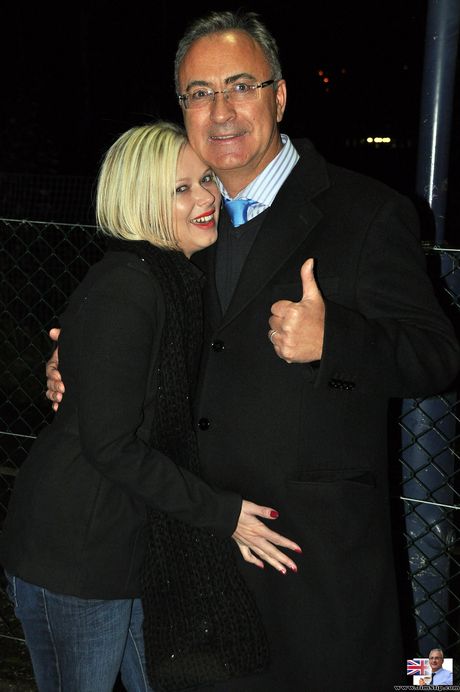 金髪のイギリス人ママ、アンナ・ジョイが巨乳を露わにして網タイツ姿でポーズをとる