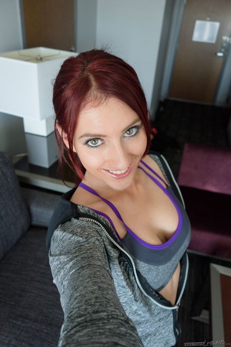  Sexet amerikansk rødhåret Addison Ryder i undertøj viser store bryster og sexet røv