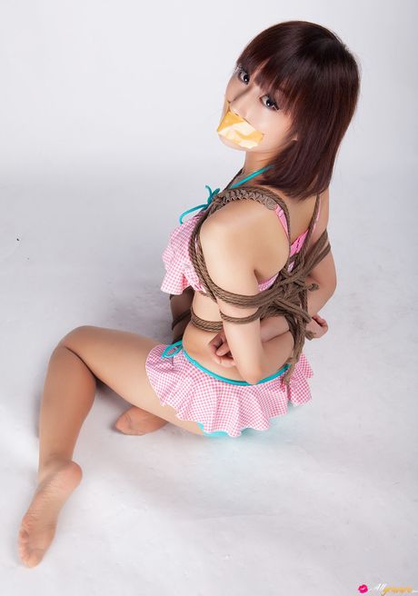 Asiatisk teenager Ayako bliver bundet i et reb og kneblet