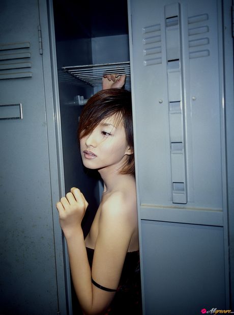 Brunøjet japansk pige Kikuchi Marie fremhæver sin varme krop i køkkenet