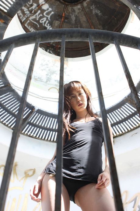 Brunøjede japanske babe Rina Akiyama fremhæver sin varme krop