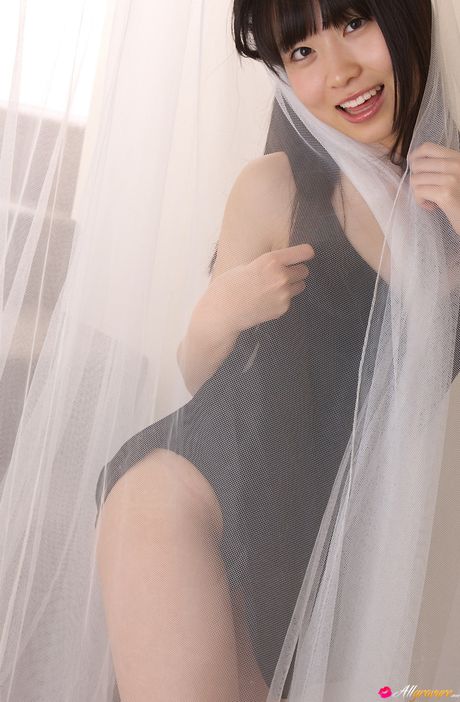 Den asiatiske covergirl Hijiri Sachi tager en sort kjole af før et nøgenmodeljob