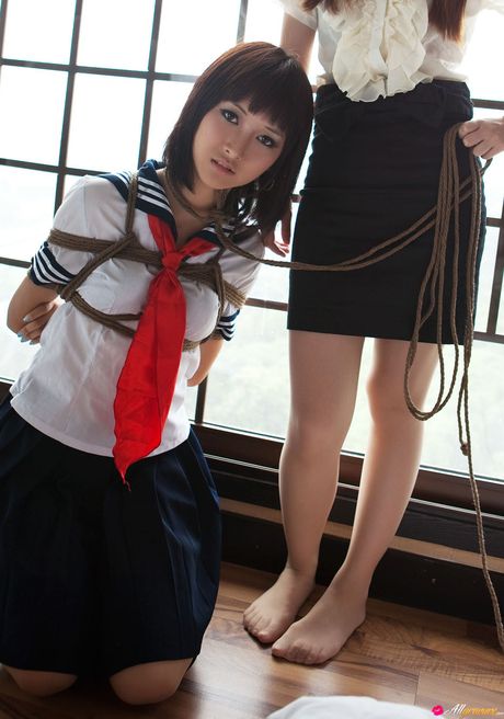 Skolepigerne Dimdim og Kaira Love er bundet og kneblet af en lærer