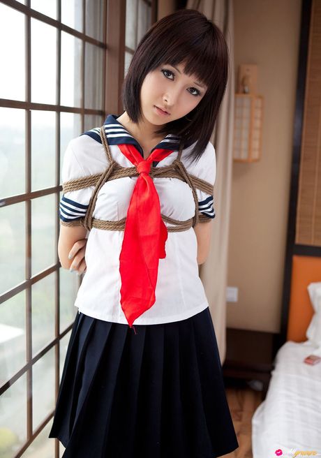 Asiatisk skolepige Shiryl bliver bundet i en stol og knytnævet