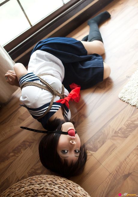 Skolepigen Dimdim er bundet og kneblet af sin lærer