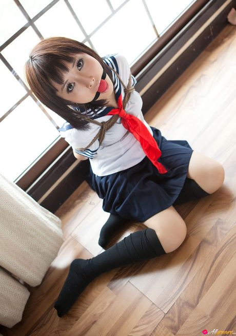 Skolepigen Dimdim er bundet og kneblet af sin lærer