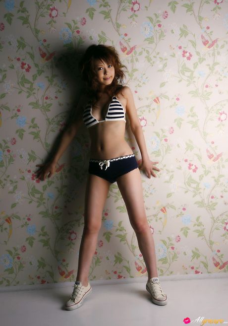 アジアのカバーガール桜子が大きなおっぱいを露わにしてソロでポーズをとる