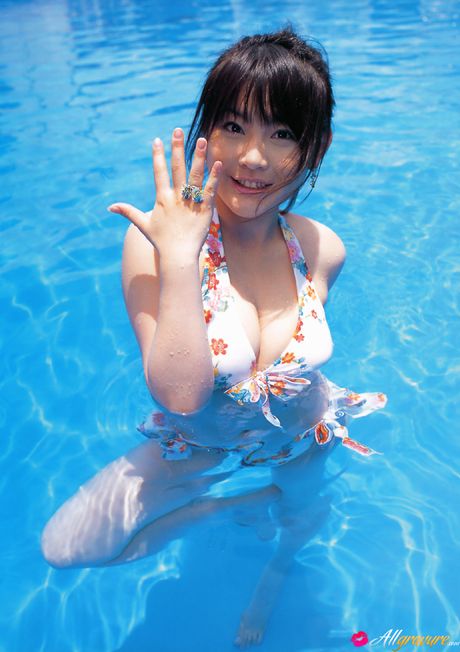 アジアのティーン、モモ・イチイがソファで自信たっぷりに服を脱ぐ