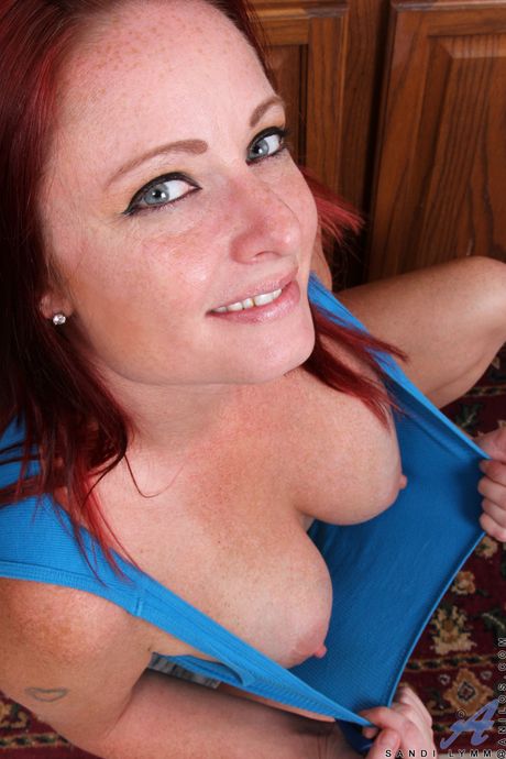 Rødhåret MILF Sandi Lymm tager sin uniform af og onanerer