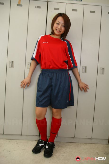 Sportssøde You Shiraishi stripper og onanerer i skabet