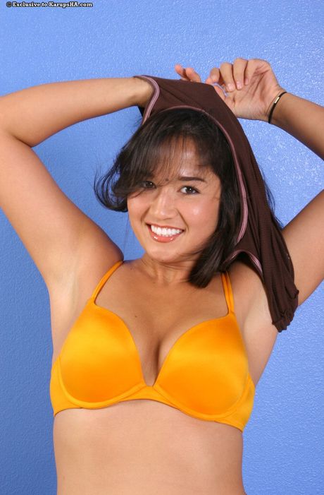 Sexet indonesisk teenager Angelina Lee stripper og viser sine store bryster og skaldede fisse frem