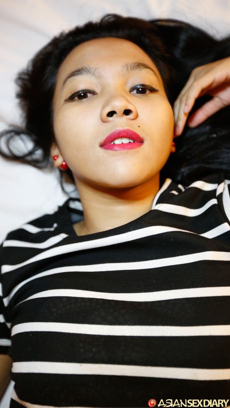 Babe Izzah viser sin sexede røv frem og leger med sin fisse