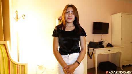 Brunette babe Evi B bliver nøgen før en fingerfuck og en vaginalfuck