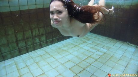 Nøgen skønhed Ros klæder sig af inden hun tager et bad