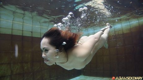 Nøgen skønhed Ros klæder sig af inden hun tager et bad