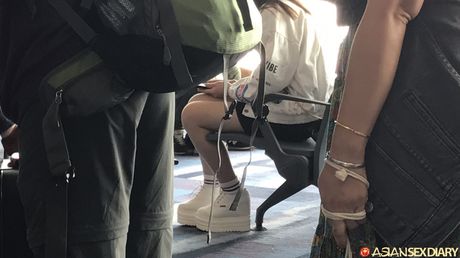 Lyshåret covergirl Ivana klæder sig ud, inden hun onanerer på et hotelværelse