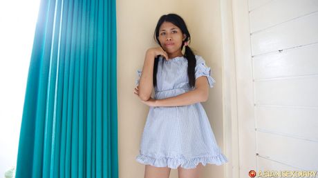 Fantastisk asiatisk babe Adelia fremhæver sin lækre røv og sin behårede fisse i en solo