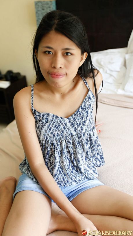 Delikat malaysisk dukke Adelia bliver nøgen på en sofa før en fingerfuck