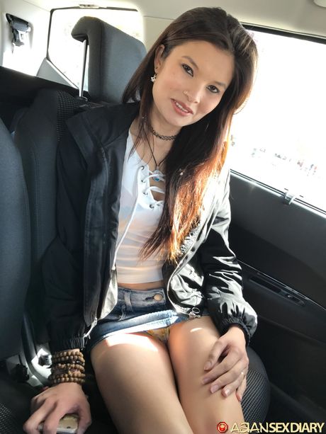 完璧なスペインの美女、ミユキ・ソンがスカートとハイヒールを履いて毛布の上で裸になる