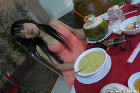 アジアのティーンLan Cはベッドでセックスをする前に裸になる