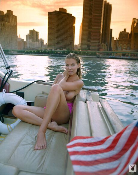 巨乳の美しいセンターフォールドがプールサイドでセクシーな体を披露