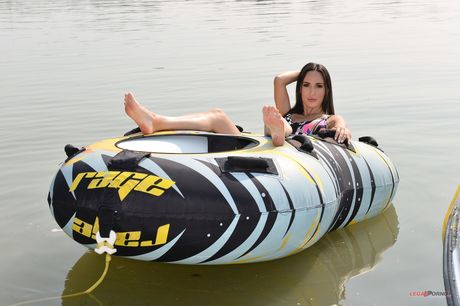 Sexet russisk babe Lilu Moon får sin fisse slikket og dicked på en båd