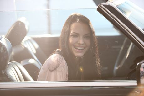 Glamourøse teenager Sapphira poserer i sit sexede lingeri i bilen