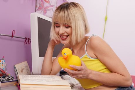 金髮美國封面女郎 Jessie Saint 在 POV 口交後被射在臉上