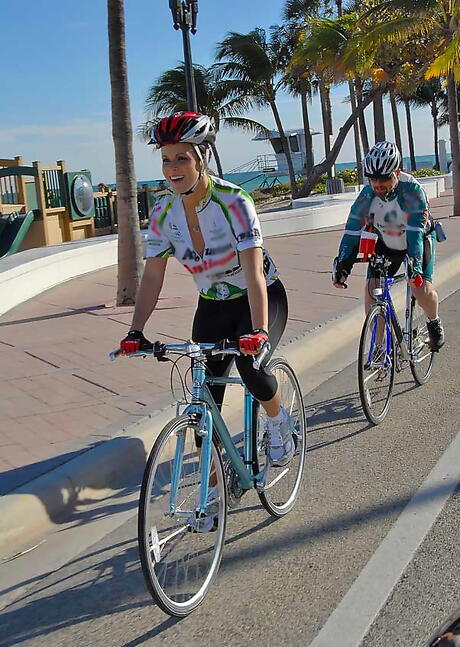 Fascinerende milf Daisy Duxe bliver hårdt kneppet efter god piksugning udendørs