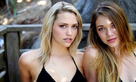 W: 豪華女郎 Mia Malkova、Jessi Andrews 和 Malena Morgan 在戶外進行一些俏皮的女同性戀動作