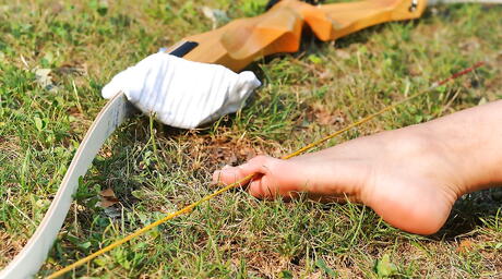 Fersken amerikansk mørkhåret milf Eve Angel i sexede shorts kan lide fodfetish udendørs