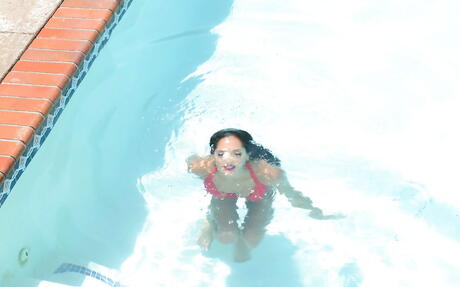 性感的拉丁裔黑髮美女 Chloe Amour 在性感擺造型畫廊中