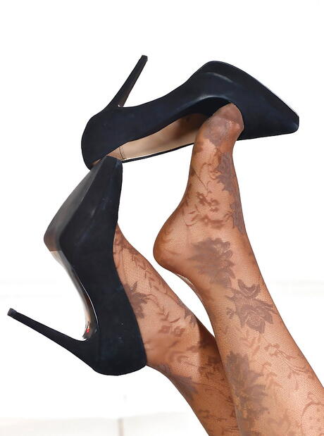 身材窈窕的黑髮少女 Lorena 穿著性感的絲襪，進行著令人作嘔的戀足行為