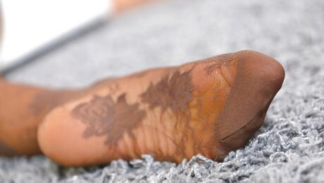 身材窈窕的黑髮少女 Lorena 穿著性感的絲襪，進行著令人作嘔的戀足行為