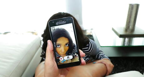 魅力的な黒檀のアマチュアアリーヤ・ハディッドは熱い巨大な棒を吸って顔射を楽しんでいます