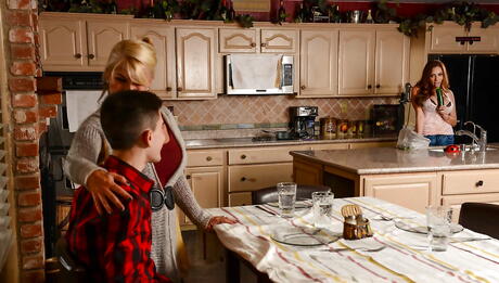 素晴らしいラティーナ赤毛熟女アリエラ・フェレラは大きな棒を吸い、彼女の顔に射精を楽しんでいます