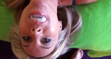 ホットなアメリカのブロンドの妻サンドラ・オッターソンは棒を吸って、それを猫に受け入れます