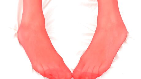 ホットストッキングを履いた魅力的なラトビアのブロンドのロリー・ガートナーは足フェチが大好き