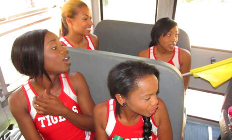 ホットな女の子のモニーク・シモーネ、アナ・フォックス、カット・ディランが熱いレズビアンセックスで熱い猫を舐める