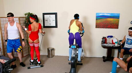 愛らしいママのリッキー・ホワイト、クレア・デイムズ、ケリー・ディヴァインが素晴らしい乱交に参加する