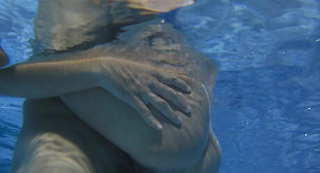 豪華美國Anissa Kate在泳池邊進行熱辣屁股性交