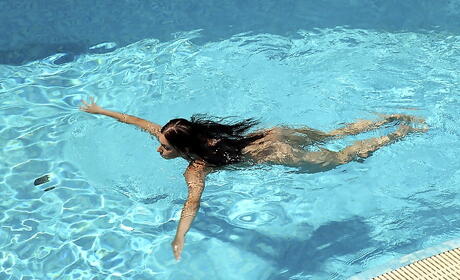 非常有吸引力的匈牙利美女 Mira Sunset 露出大胸脯並在泳池邊手淫